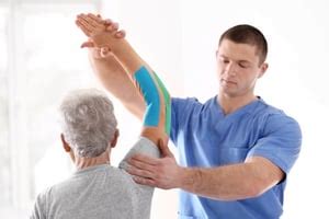physiatrist vs physical therapist.